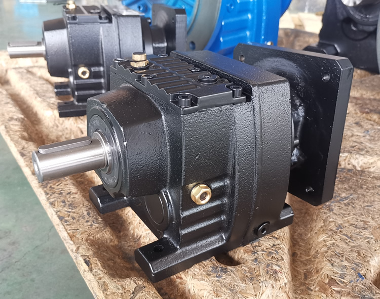 R37系列減速機的實物照片，輸入配伺服電機