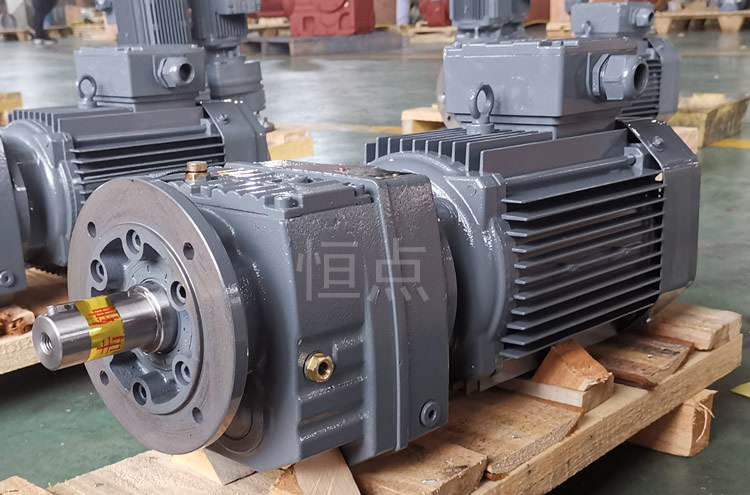 RF47系列減速機配直聯電機，立式安裝 輸出法蘭+軸 實物圖