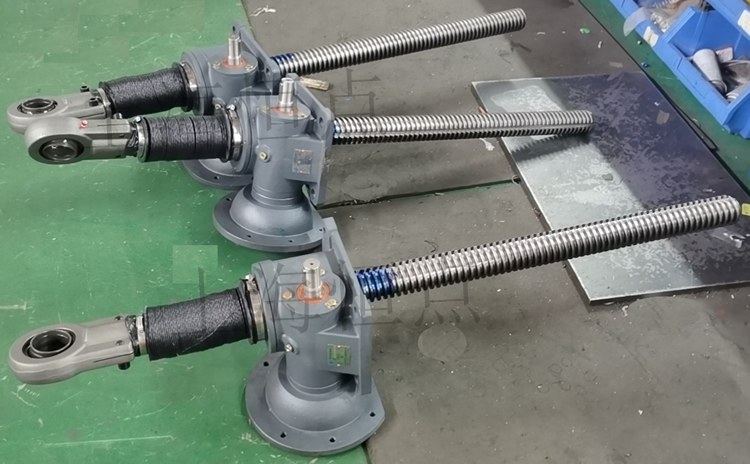 SWLD10升降機配關節軸承，配軟防護罩的實物圖